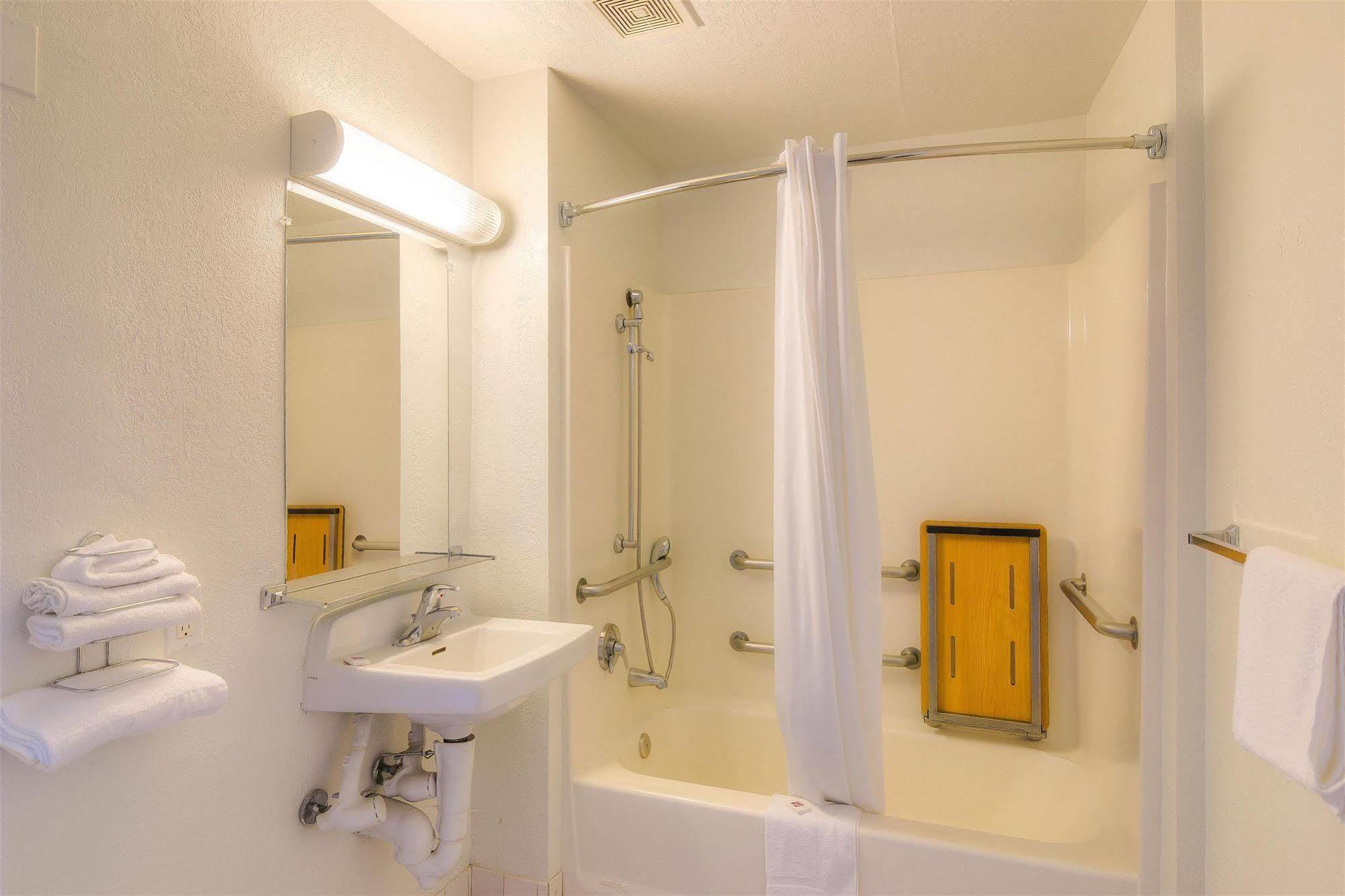 6-sepulveda, Ca - Angeles - Nuys - North Hills Hotel